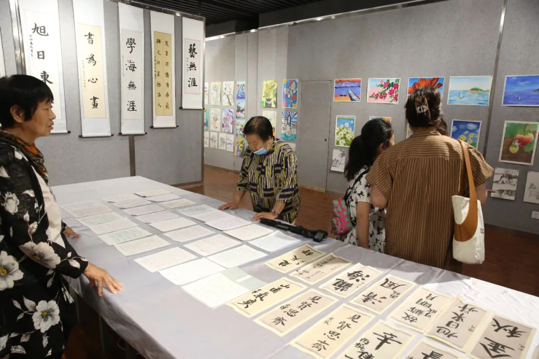 “金色童年 启航未来”辛集市庆“六一”少儿绘画展于6月1日在辛集市文化馆展览厅拉开序幕。