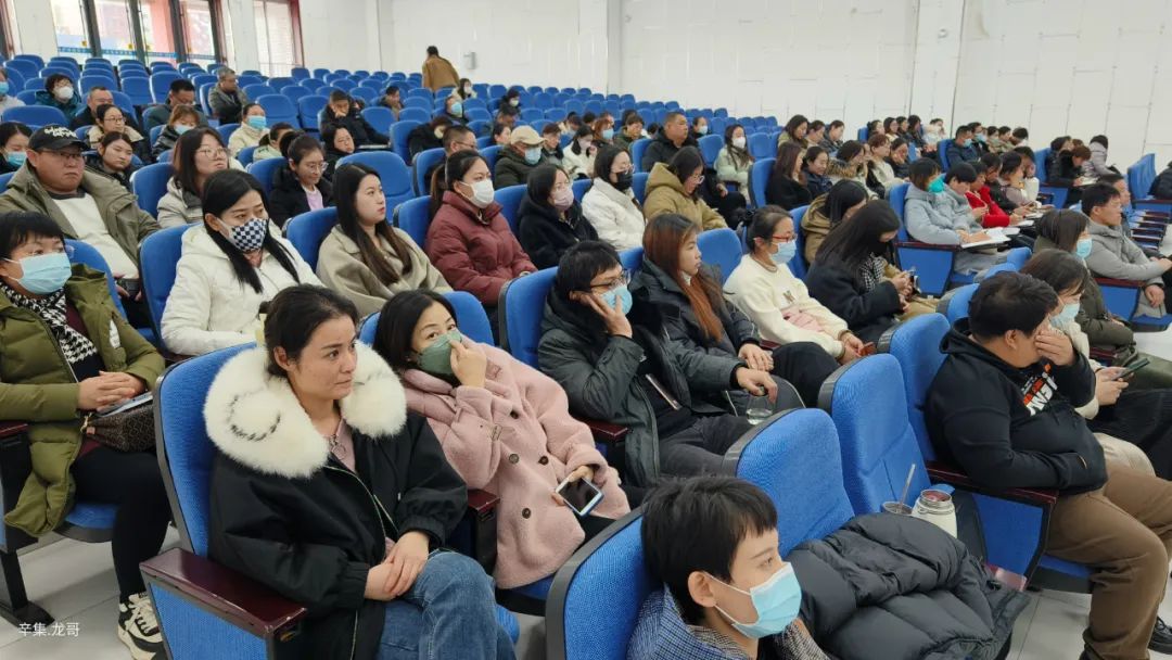 【全民艺术普及】辛集市2023年中小学美术教师培训(辛集农民画)于11月28日在方碑街小学礼堂开讲