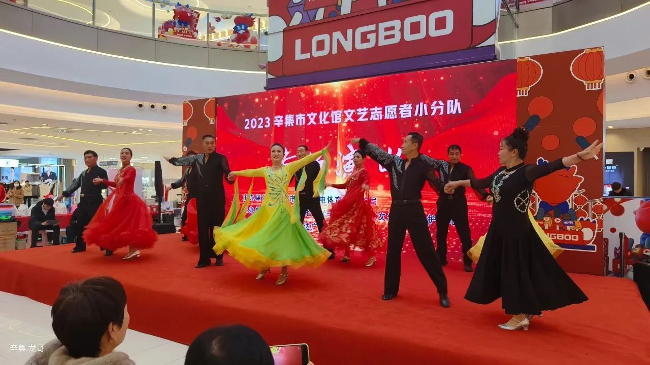 辛集市文化馆“文化志愿者演出小分队”12月9日走进万达广场