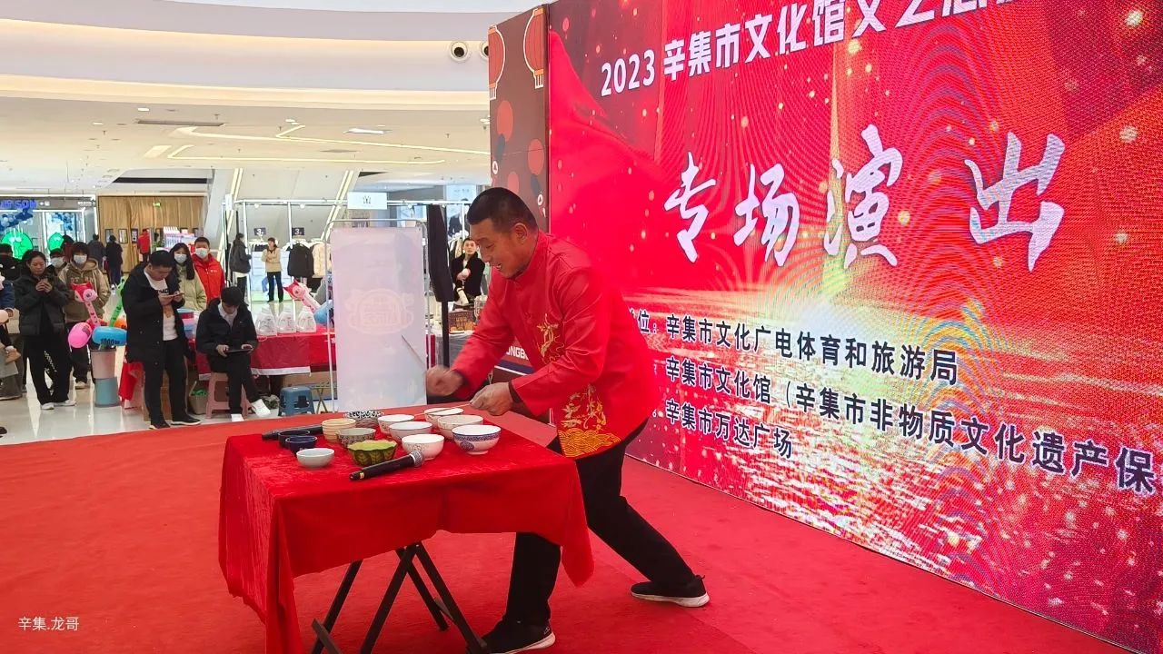 辛集市文化馆“文化志愿者演出小分队”12月9日走进万达广场