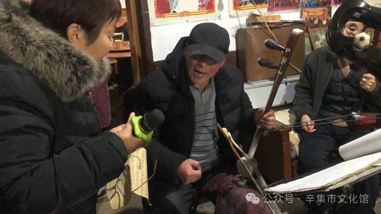 市文化馆戏曲辅导老师董利，带队辛集市评剧协会众位老师走进位伯镇仁慈村