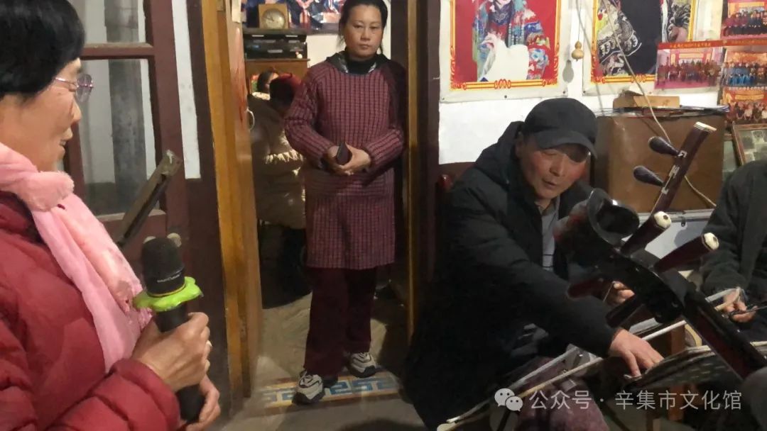 市文化馆戏曲辅导老师董利，带队辛集市评剧协会众位老师走进位伯镇仁慈村