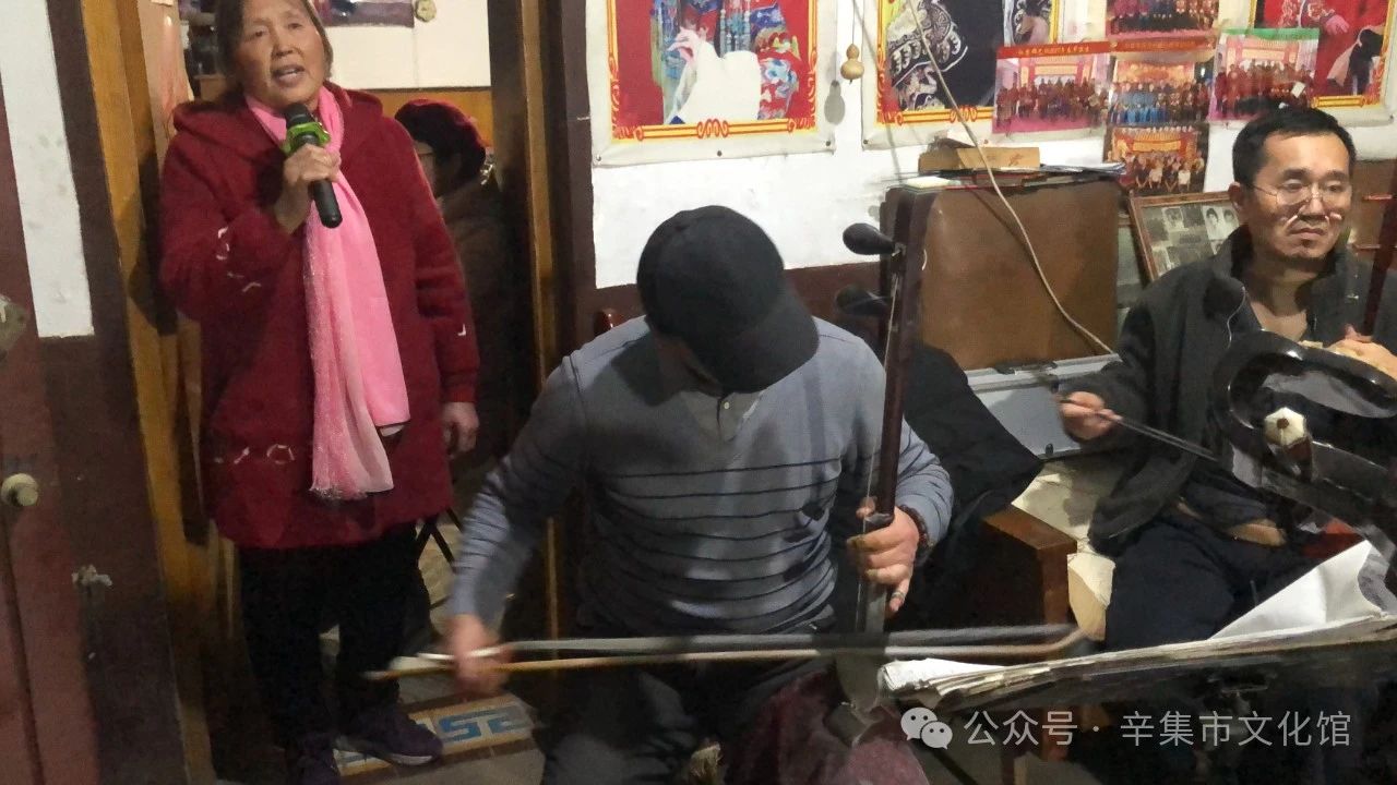 市文化馆戏曲辅导老师董利，带队辛集市评剧协会众位老师走进位伯镇仁慈村