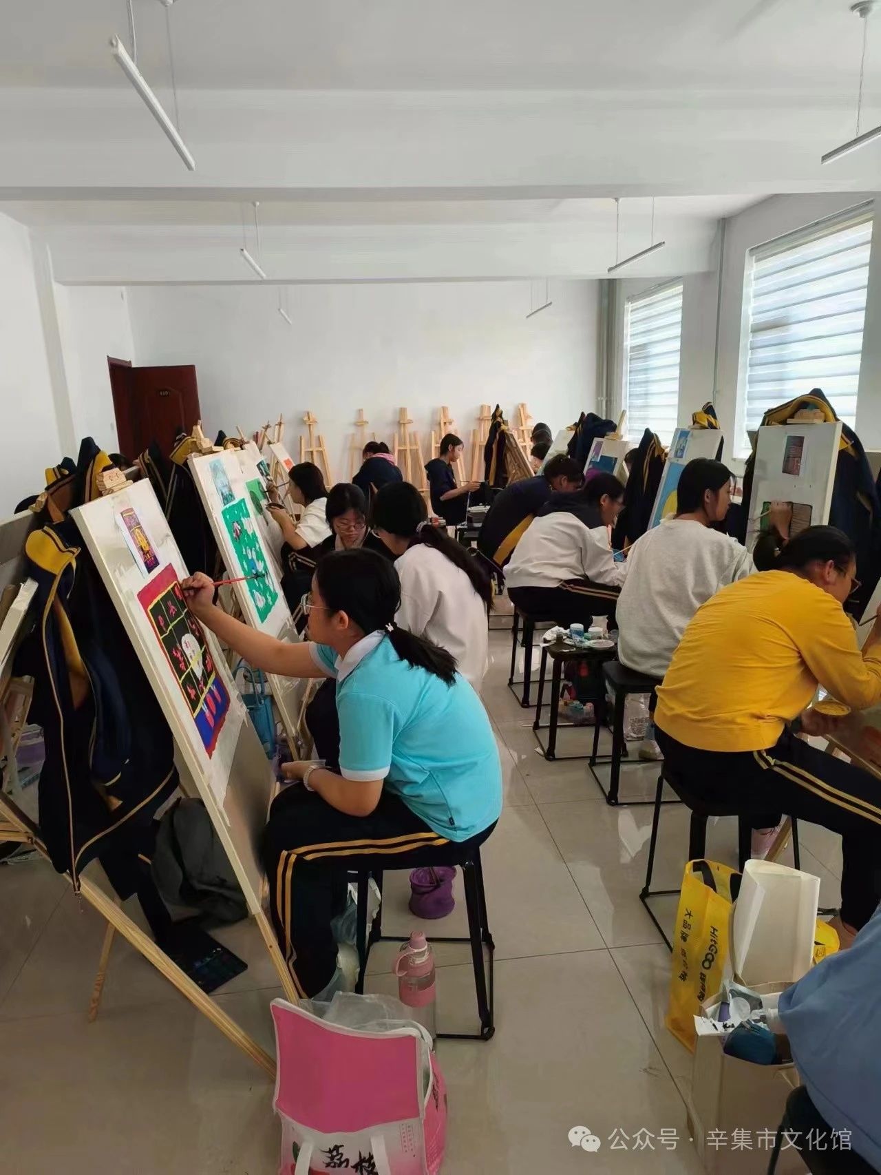 【文化馆：人民的终身美育学校】文化馆服务宣传周系列活动——非遗进校园农民画培训走进辛集市职教中心学校