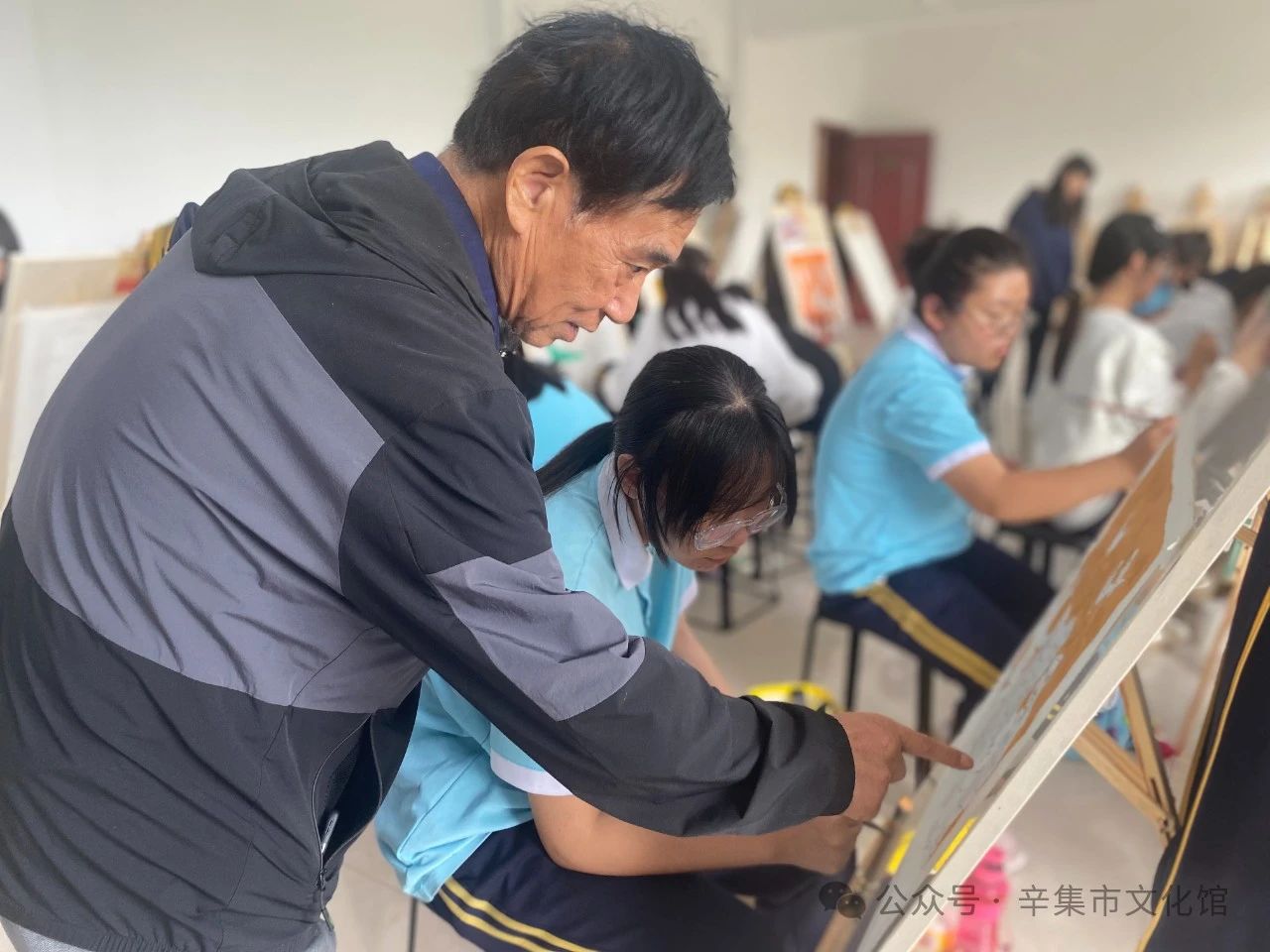 【文化馆：人民的终身美育学校】文化馆服务宣传周系列活动——非遗进校园农民画培训走进辛集市职教中心学校