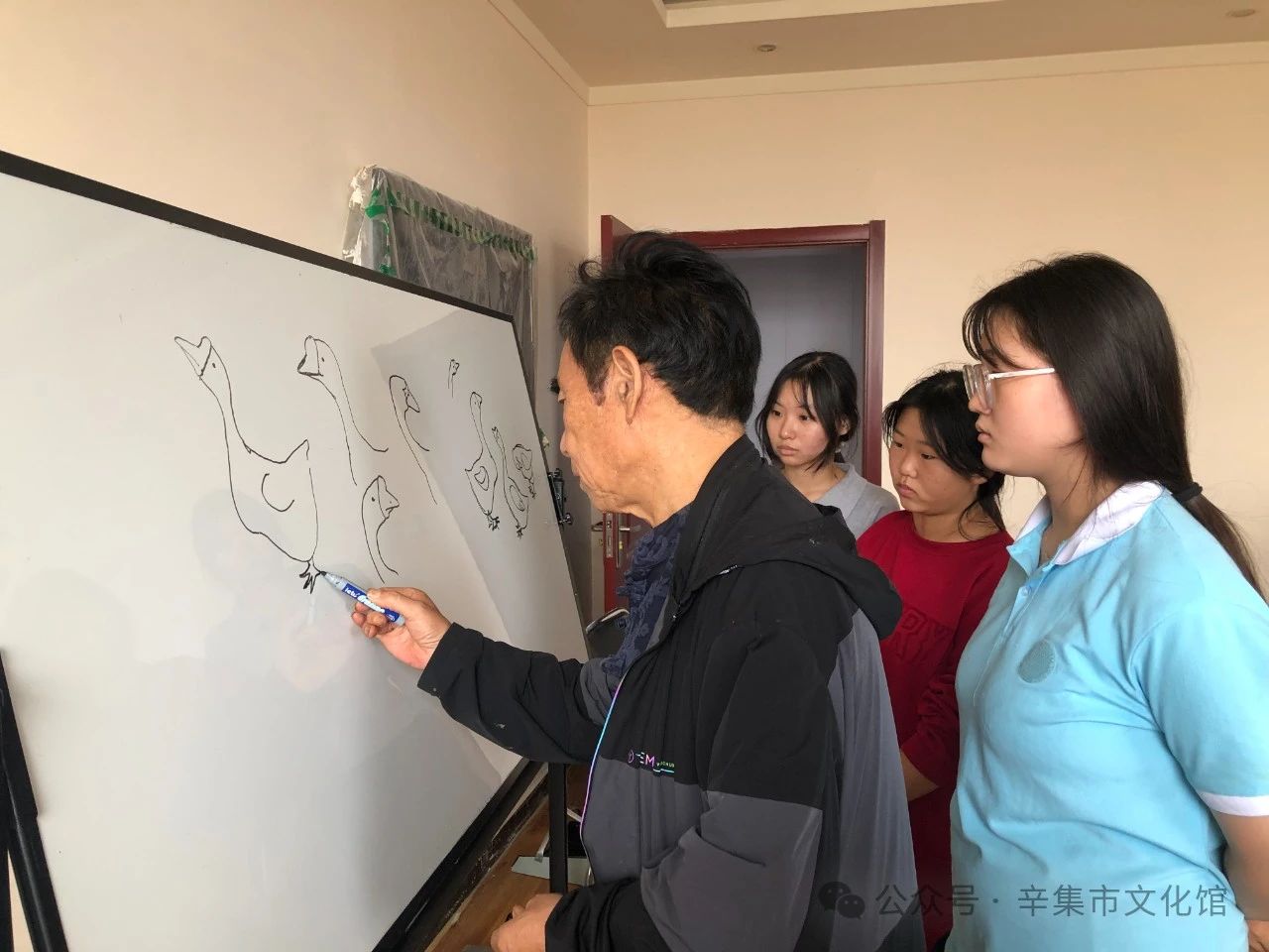 【文化馆：人民的终身美育学校】文化馆服务宣传周系列活动——非遗进校园农民画培训走进辛集市职教中心学校