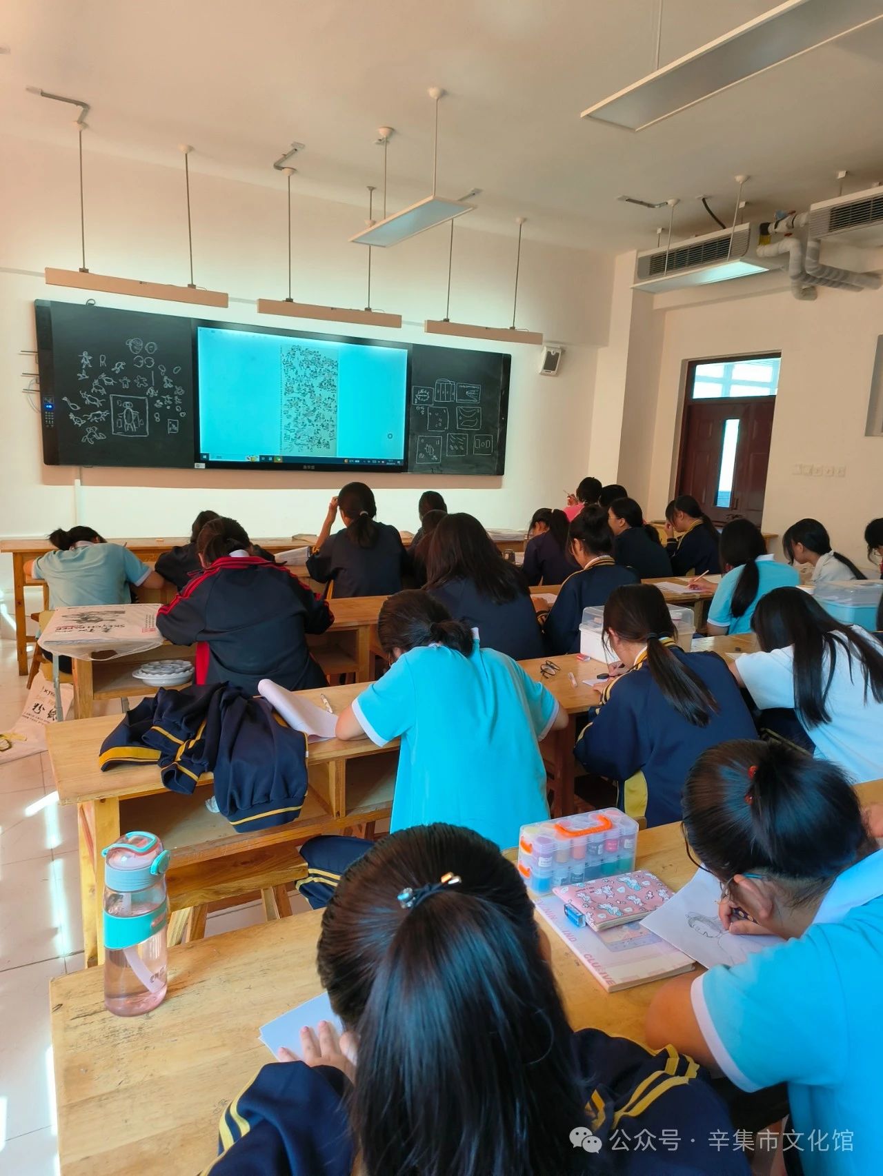 【文化馆：人民的终身美育学校】文化馆服务宣传周系列活动——非遗进校园农民画培训走进辛集市职教中心学校