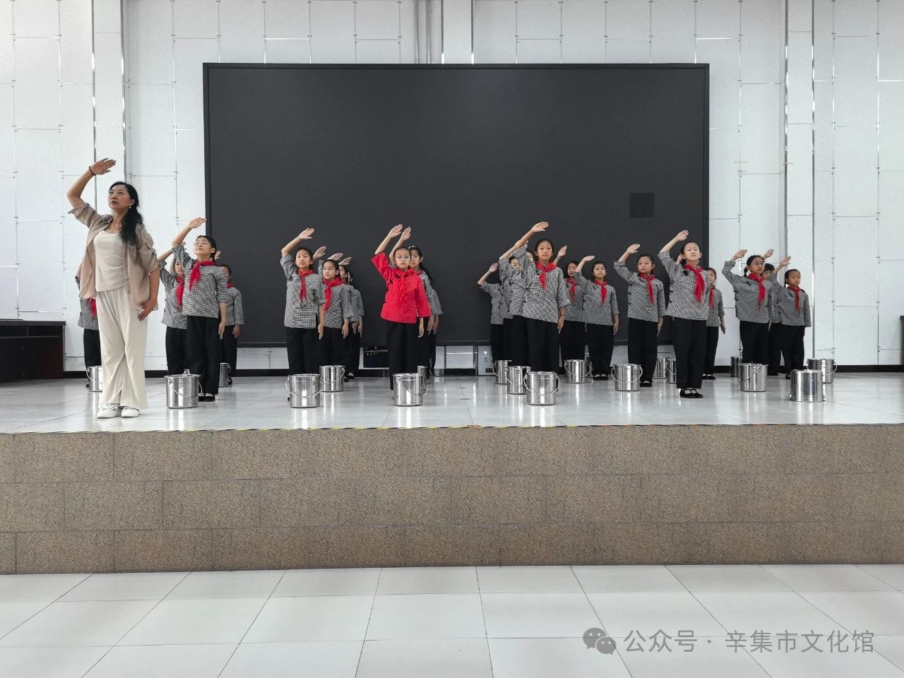 文化馆辅导干部贾英走进方碑街小学