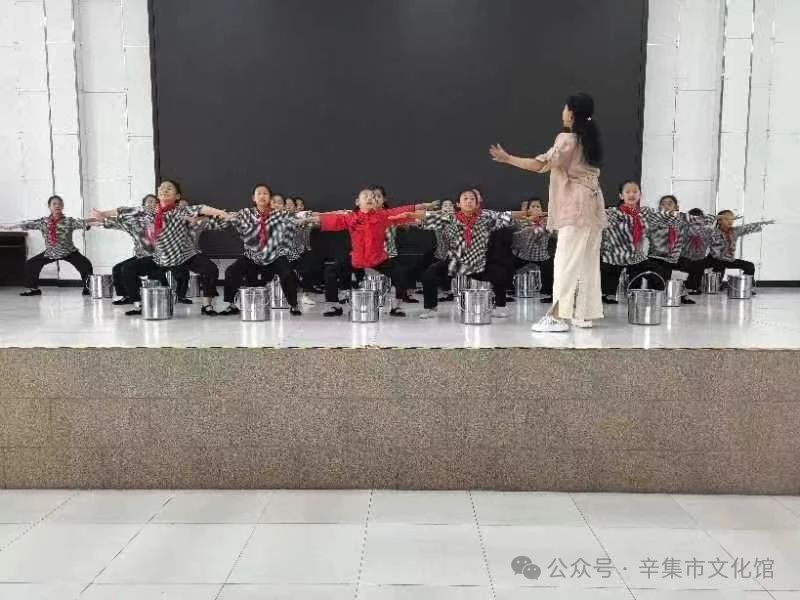 文化馆辅导干部贾英走进方碑街小学