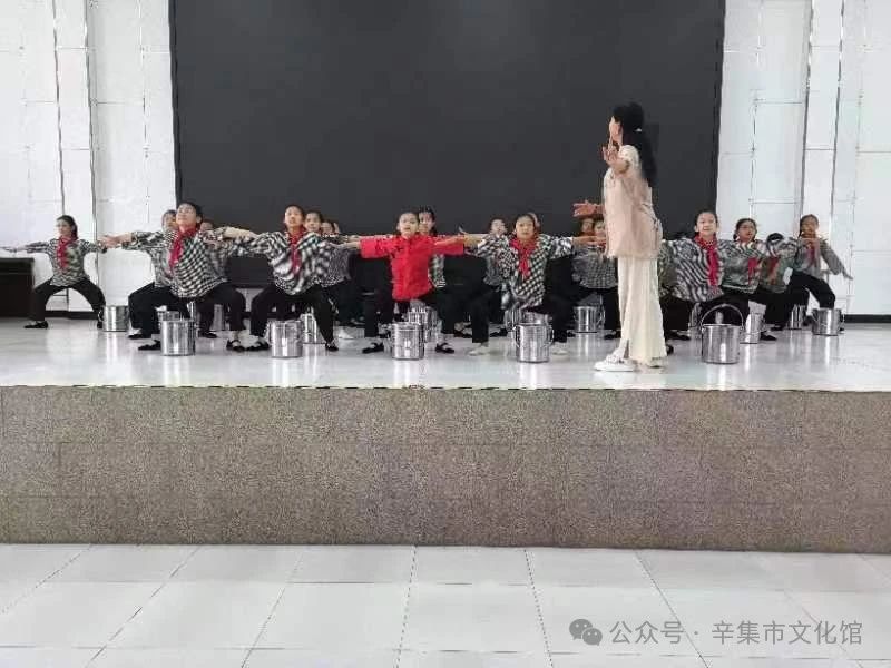 文化馆辅导干部贾英走进方碑街小学