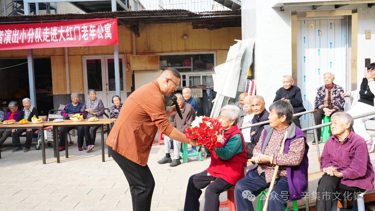 辛集市文化馆文化志愿者“演出小分队”10月8日上午,走进大红门老年公寓慰问演出