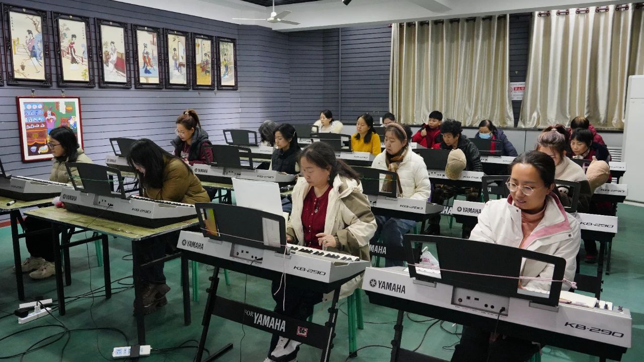 3月15日，2025年辛集市文化馆青年夜校电子琴培训开课啦！