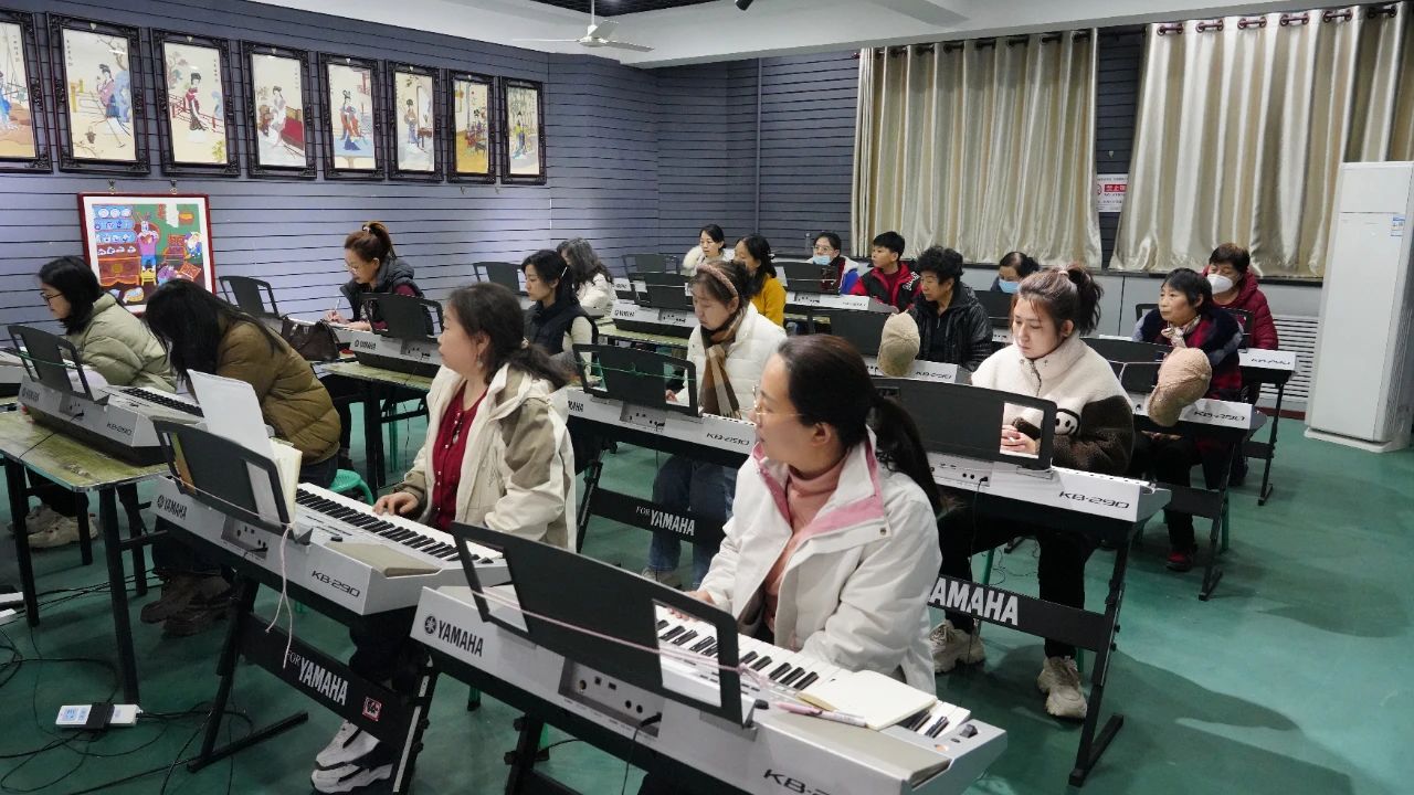 3月15日，2025年辛集市文化馆青年夜校电子琴培训开课啦！