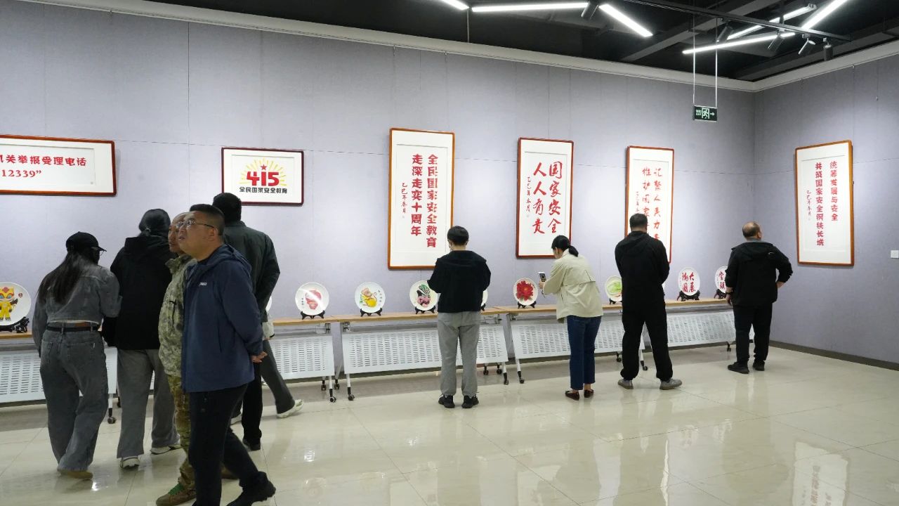 “全民国家安全教育 走深走实十周年”主题书画展在辛集市新时代文明实践中心正式展出