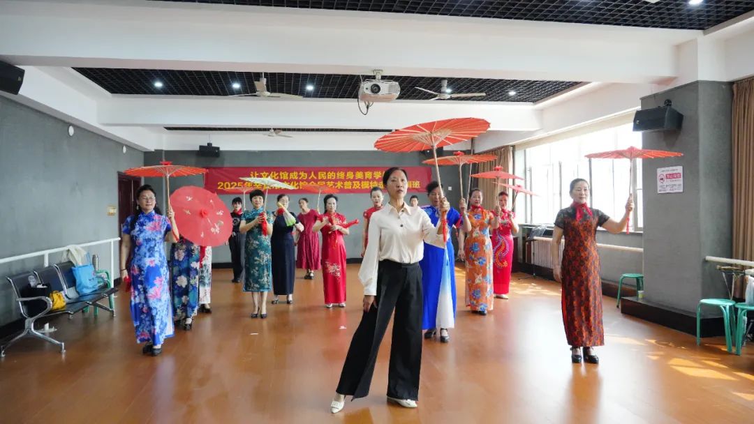 让文化馆成为人民的终身美育学校，2025年辛集市文化馆全民艺术普及模特走秀培训班，在辛集市文化馆成功举办