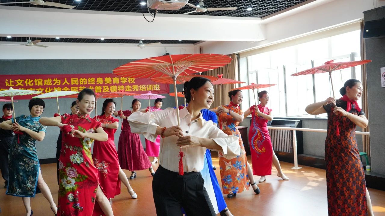 让文化馆成为人民的终身美育学校，2025年辛集市文化馆全民艺术普及模特走秀培训班，在辛集市文化馆成功举办